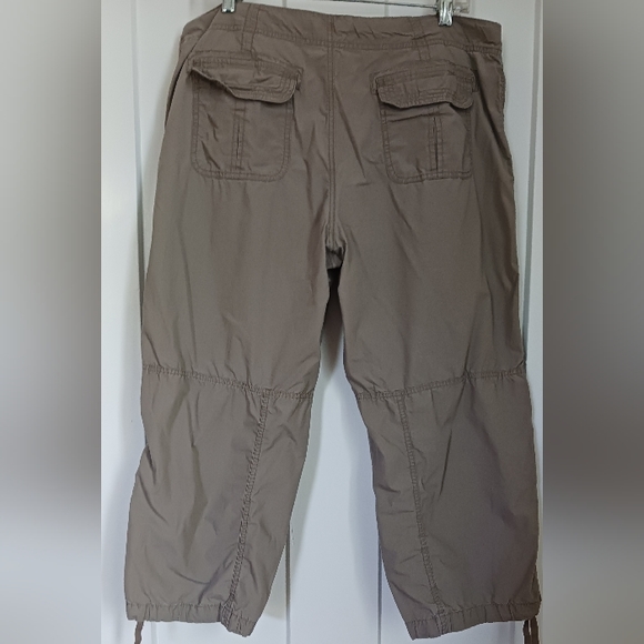 Gap Capri in khaki - Picture 2 of 2